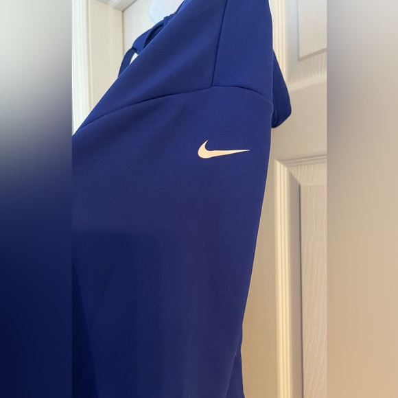 Nike Ladies Hoodie; Nylon, Polyester/ Spandex blend - Picture 2 of 5